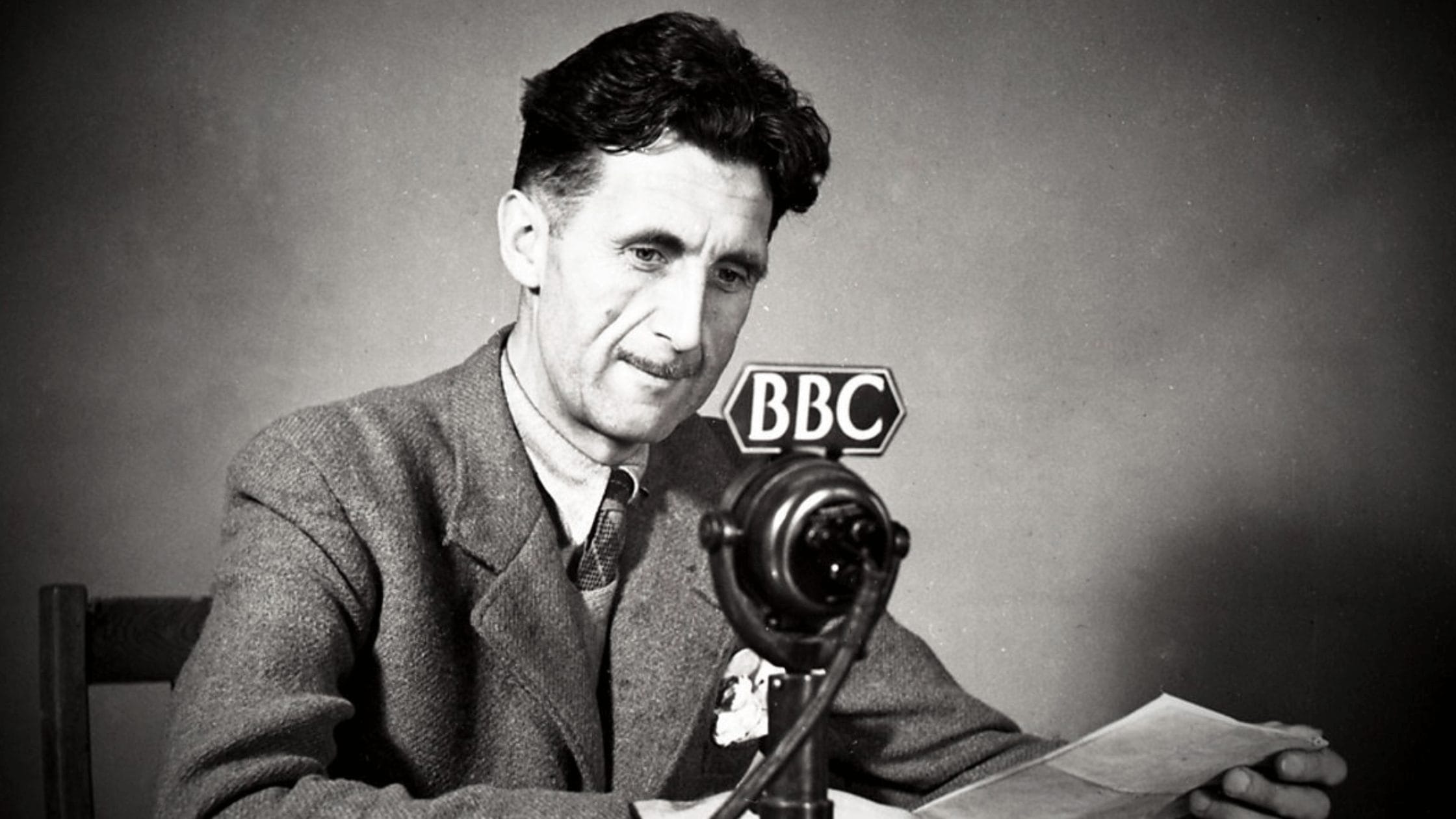 Analizamos paso a paso las claves persuasivas del famoso escritor George Orwell, especialista en propaganda y venta.